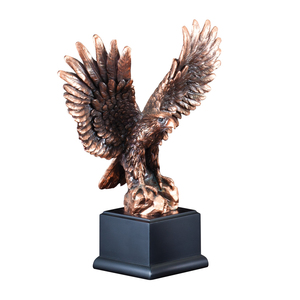 Trofeo <span class=keywords><strong>de</strong></span> escultura <span class=keywords><strong>de</strong></span> resina <span class=keywords><strong>de</strong></span> águila <span class=keywords><strong>de</strong></span> bronce con base negra - Product Image 1