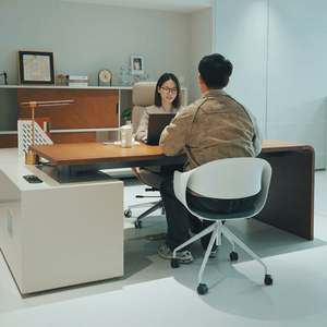 Suite <span class=keywords><strong>de</strong></span> <span class=keywords><strong>Direction</strong></span> Moderne : Bureau en Placage <span class=keywords><strong>de</strong></span> Noyer Premium et Ensemble <span class=keywords><strong>de</strong></span> Chaise Ergonomique en Cuir |   Garantie professionnelle <span class=keywords><strong>de</strong></span> 10 ans - Product Image 2