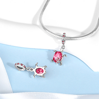 Breloque tortue en cristal anti-ternissement de Source Jewelry Factory pour cadeaux de bord de mer et magasins de détail, avec support d'échantillons rapide en 7 jours