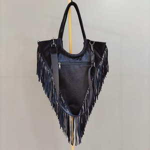 Bolso de Hombro Tipo Hobo de Lujo para Mujer, en PU Negro, con Borlas, Estilo Shopper, Triangular, con Cierre de Cremallera, Correa de Cadena, Capacidad de 2L - Product Image 5