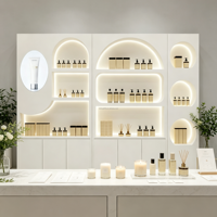 Vitrine de présentation murale LED écologique et durable pour cosmétiques, avec étagères creuses cintrées pour soins de la peau et parfums
