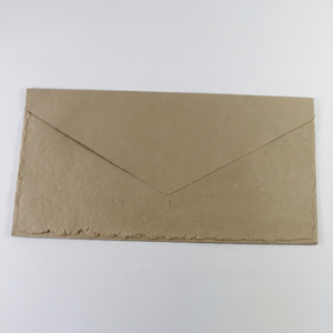Enveloppe en papier kaki format A4, bord festonné, matériau recyclé, ensemble de papeterie écologique, Camelon Exports Rajasthan - Product Image 1