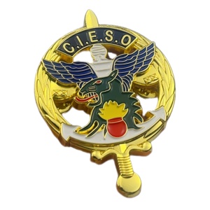 Spilla da risvolto personalizzata del Camerun, 3D, a doppia spada, traforata, distintivo militare del Pentathlon CIESO, distintivo da risvolto intagliato - Product Image 1