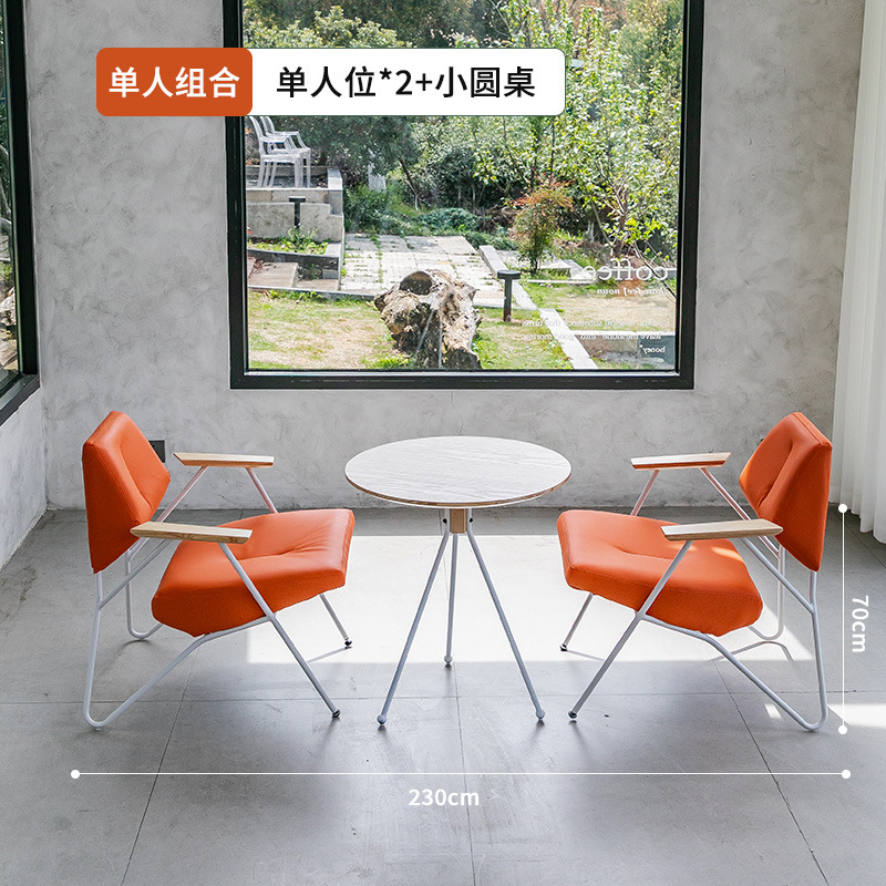 Une table et deux chaises [orange vif]