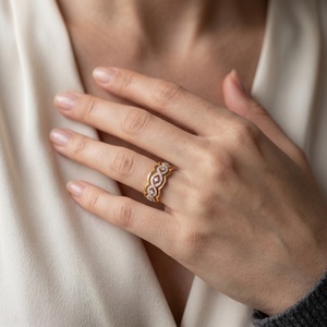 Bague de luxe personnalisée en or massif 18 carats bicolore avec nœud infini et diamants naturels, micro-pavé entrelacé, pour mariée - Product Image 4