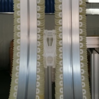 Trasportatore di bloccaggio della linea di trasporto della pinza per bottiglie per alte velocità di produzione in direzione orizzontale e verticale