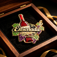 Badge en forme de grappe de raisin, personnalisé, en émail souple, impression couleur, souvenir de cave à vin, présentoir de vente au détail, emballage en carton, aimant de réfrigérateur en métal