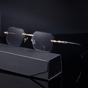 แว่นกันแดดทรงสี่เหลี่ยมหรูหราไร้กรอบสำหรับผู้ชาย ป้องกันรังสียูวี 400 เลนส์พลาสติกสีดำและโลหะ PC ระดับ 2 พร้อมกล่อง - Product Image 1