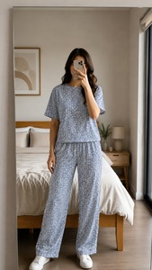 Conjunto de pijama de manga corta para mujer con diseño único, ropa de dormir cómoda y a la moda, top y pantalones a juego en oferta. - Product Image 5