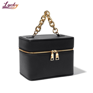 Trousse de maquillage de luxe en PU rose avec compartiments amovibles Sac cosmétique de voyage moderne Sac de beauté personnalisé avec poignée en chaîne en métal - Product Image 6