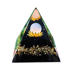 Pyramide en résine époxy avec copeaux de cristal, ornement de bureau artisanal, design floral fait main, décoration d'intérieur - Product Image 5