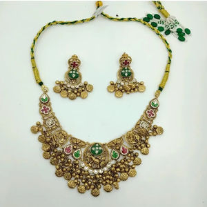 Conjunto de Collar Choker Dorado Tradicional con Detalles de Piedras Verdes y Rojas y Pendientes Colgantes a Juego para Novias - Product Image 2