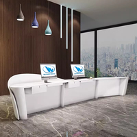 Bureau de réception moderne blanc incurvé sur mesure de qualité supérieure avec éclairage LED pour salon de beauté et clinique dentaire