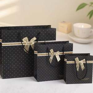 Sac de shopping en papier kraft mat de luxe avec logo personnalisé imprimé, sac cadeau pour vêtements avec poignées en ruban de corde - Product Image 1