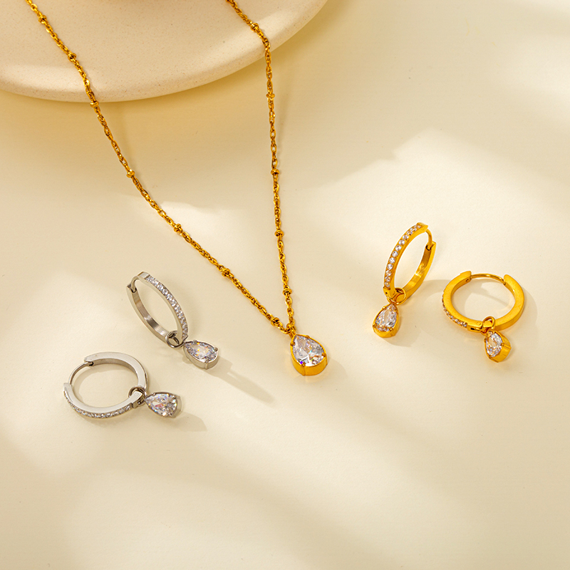 Luxury Stainless Steel Jewelry Set with Zirconia Accents  display picture 2