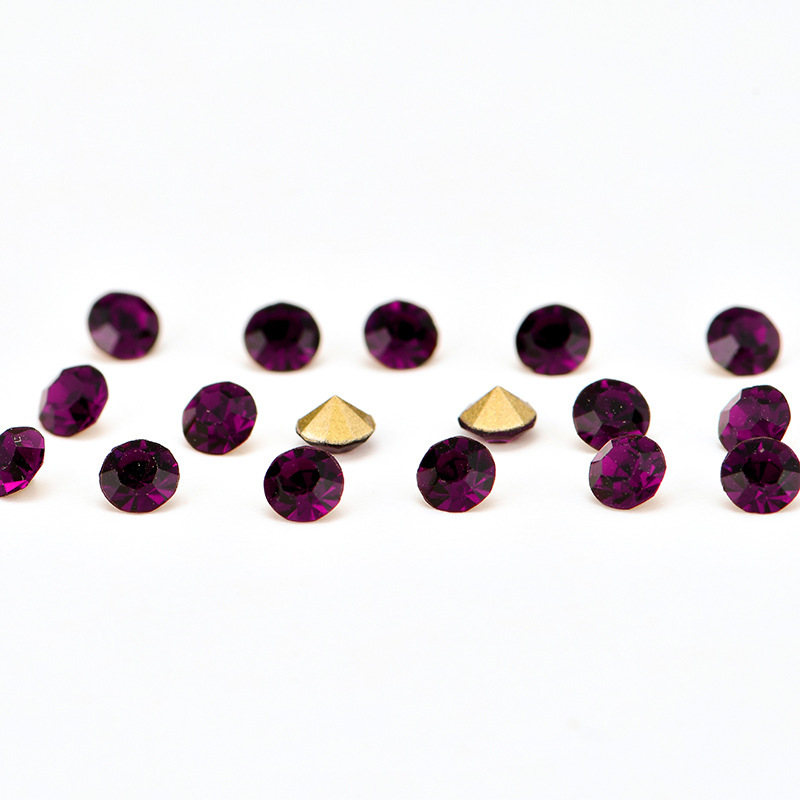 Verre violet foncé avec des ornements en strass
