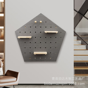 Estante de almacenamiento de madera con tablero perforado pentagonal, montado en la pared, ajustable, para exhibición en la entrada. - Product Image 4