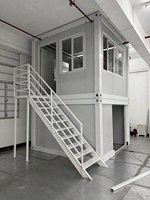 Bureau préfabriqué en conteneur à deux étages avec escalier extérieur, bâtiment modulaire pour usage industriel et logistique