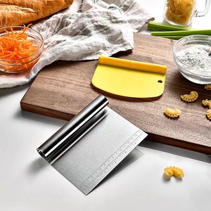 Raspador de cocina 2 en 1, raspador de masa de acero inoxidable y juego de raspador de tazón de PE con medición - Product Image 4
