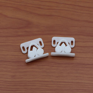 Loquet magnétique en plastique RC6901, type clip-on, design minimaliste pour porte d'armoire - Product Image 1