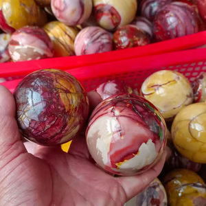 หินมูไคต์ทรงกลมสีแดงเหลืองธรรมชาติหลากสี ขายส่ง สำหรับตกแต่งบ้าน หินควอตซ์บำบัดพลังงาน - Product Image 5