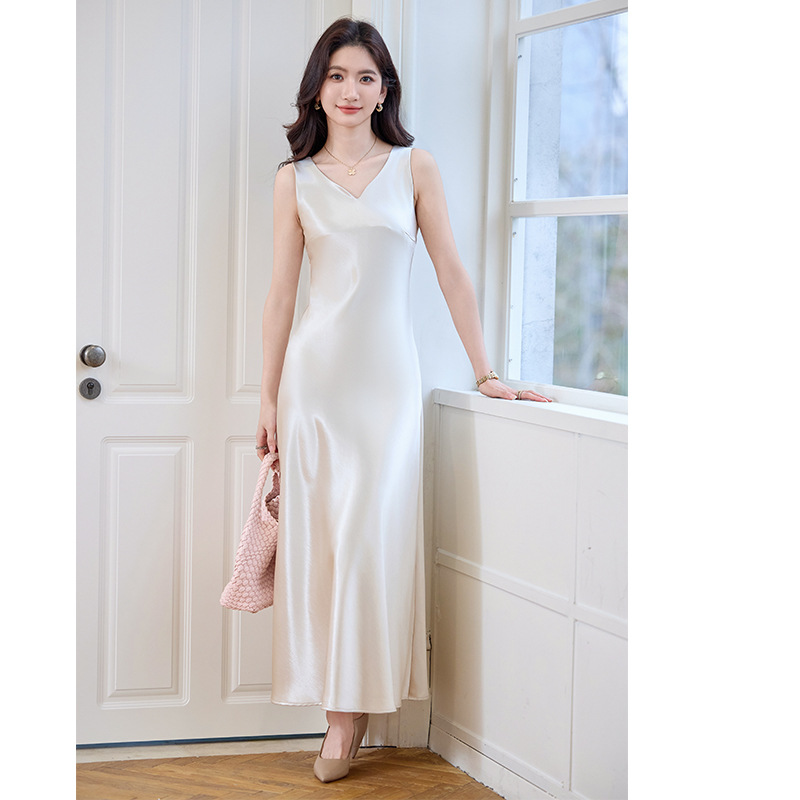 C192 Champagne-colored dress