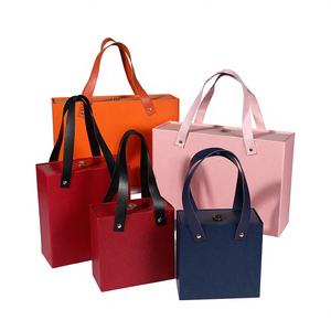 Boîte cadeau à tiroir en carton avec lamination mate et gaufrage, avec poignée, pour crème pour le visage, vernis à ongles, huile - Product Image 1