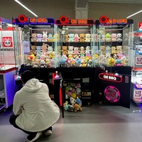 Machine à griffes noire au design tendance et au look moderne pour les zones d'arcade des centres commerciaux modernes