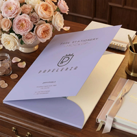 Porte-documents de présentation élégant en lavande et crème chaud pour les agences de relations publiques de boutiques et les planificateurs de mariages de luxe
