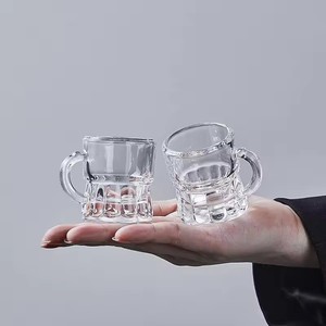 Mug à bière miniature transparent en plastique de 1 oz avec logo personnalisé, base lourde et poignées, pour bar et maison, idéal pour la tequila, la vodka et le <span class=keywords><strong>whisky</strong></span> - Product Image 5
