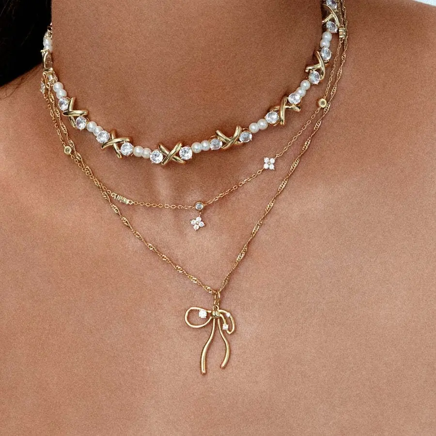 Delicada joyería Bowknot Mujeres 18K chapado en oro latón moda minimalista CZ arco colgante collar