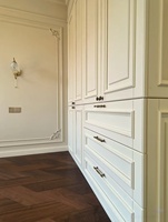 Armoires de chambre contemporaines et tendance sur mesure avec fonctionnalités d'assemblage et de suspension faciles pour chambres, appartements, hôtels et villas
