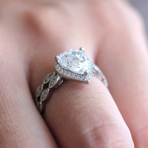 Anillo de Compromiso de Diamantes en Oro Blanco para Mujer T0388, Corte Pera, Diamante Natural Color D, Diamantes Laterales - Product Image 5