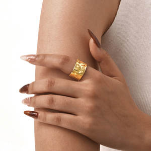 แหวนทองรูปค้อนทำจากสเตนเลสผิวเรียบแบบไม่สม่ำเสมอสำหรับผู้หญิงสไตล์ยุโรปและอเมริกัน - Product Image 4