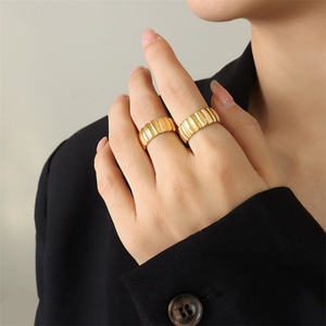Anillo de Moda con Rayas Chapado en Oro de 18k, Anillo de Acero Inoxidable para Mujer - Product Image 4