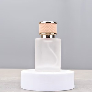 Botella de Perfume Cuadrada de Vidrio Esmerilado Rosa Suave, 30ml 50ml 100ml, Tapa de Cuero Texturizado en Forma de Rombo, Borde Dorado, Recargable, a Prueba de Fugas - Product Image 4