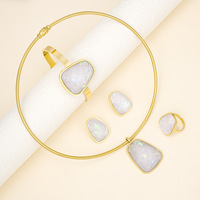 En stock – Nouveauté : Parure de bijoux tendance pour femme en acier inoxydable avec paillettes – Collier ras-du-cou, bracelet, boucles d'oreilles et bague – Bijoux quotidiens plaqués or – Vente en gros