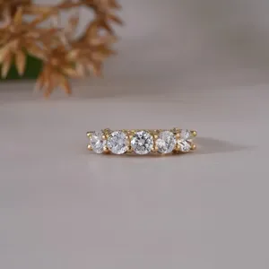 แหวนทรงกลม 4 ขาสำหรับผู้หญิง ประดับเพชรระยิบระยับ ทองคำขาว 14K ประดับโมอิสซาไนต์ห้าเม็ด วงแหวนแต่งงาน - Product Image 6