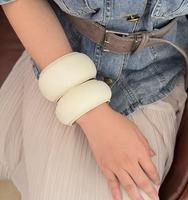 Bracelet en cuir à boucle fermée avec surpiqûres soignées, texture luxueuse discrète, bracelet manchette en cuir polyvalent, style minimaliste