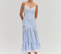 Robe midi tendance à col mandarin en lin marin avec découpes en dentelle, taille naturelle et broderies faites main, idéale pour les tenues de vacances