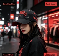Topi Baseball 6 Panel Katun Hitam Twill Bordir 3D Merah Detail Berlian Imitasi Huruf Sporty Snapback Adjustable Gaya Jalanan