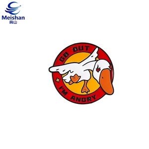 Badge de collection Meishan en alliage métallique gravé, motif dessin animé ludique <span class=keywords><strong>Gosling</strong></span> marchant sur l'herbe, nœud papillon et détail d'aile de guitare - Product Image 4