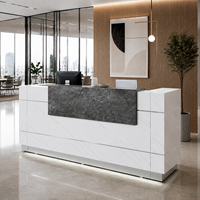 Bureau d'accueil en bois moderne et personnalisable, avec support de logo sur mesure pour hôpital, école, hôtel, supermarché