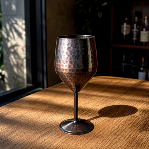 Verre à vin martelé style vintage en cuivre, coupe à cocktail Moscow Mule, design personnalisé fait main, articles de bar en gros, cadeau d'entreprise - Product Image 1