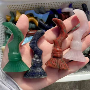 Escoba de Bruja de Calcita Amarilla Tallada a Mano de 9 cm, de Alta Calidad, para Decoración de Halloween y Eventos Festivos, Venta al Por Mayor - Product Image 1