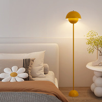 Nuevo estilo, sala de estar, luz de pie, moderna, rojo, amarillo, sombras, seta, lámpara de pie de metal vertical
