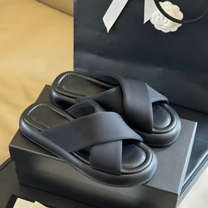Luxury designer Sports shoes Men High Quality Men Woman Slippers Flat Sandals Trendy Outdoor Leather Upper Beach <b>Slides</b> Slippers - Product Image 3