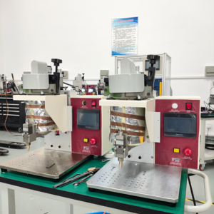 Machine de moulage par injection à basse pression de bureau pour petits composants électroniques et capteurs - Product Image 1