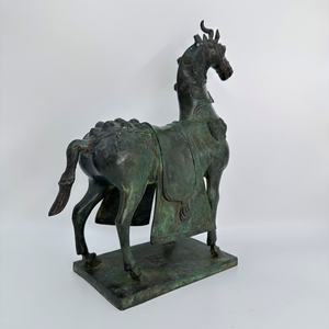Scultura in metallo a forma di cavallo con sella in bronzo, con patina verde rame lucente che evoca un profondo senso di <span class=keywords><strong>storia</strong></span> - Product Image 5