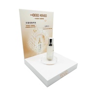 Support de présentation transparent en acrylique OEM pour cosmétiques, soins de la peau, maquillage et parfums pour comptoir de vente au détail